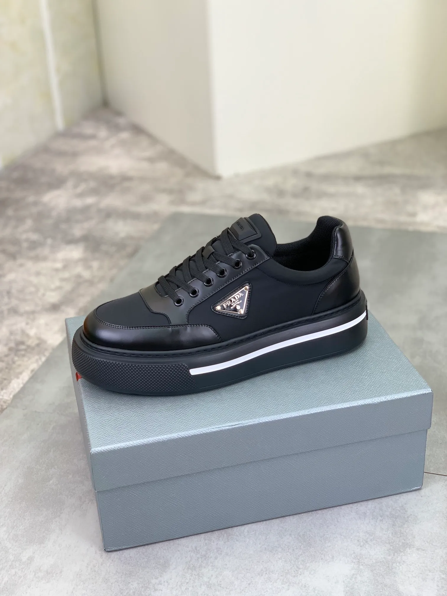 Men's shoes 💰P580 new (higher version) new models are available at PRADA counters simultaneously, new men's shoes, 😘 fabrics are selected from original calfskin. First layer of imported silk cowhide lining. The original version is awesome! 👍🏿Original open-molded non-slip PU outsole, with exquisite lines, simple and elegant, super comfortable and classy on foot, suitable for leisure travel. Code number: 38 to 44 (45 customized) 4️⃣ colors available